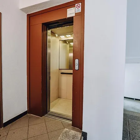 Daire Edler Wohnraum Luxus-apartment 2 Schlafzimmer Mit Balkon, Bosch-kaffeevollautomat, Klima, Lift & Wlan 443 Mbps